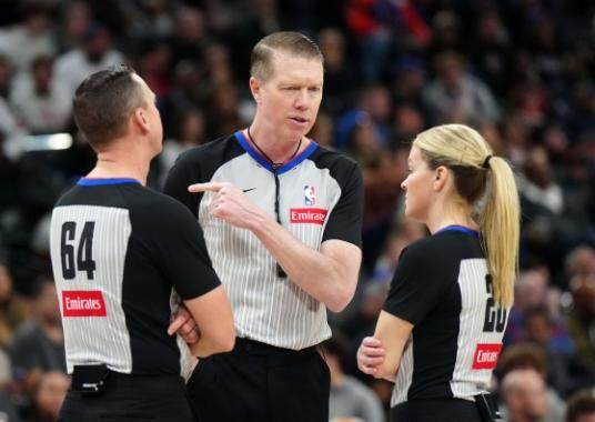 这些回放, 尖还是防守, 出抱怨声 这些回放, 尖还是防守, 出抱怨声